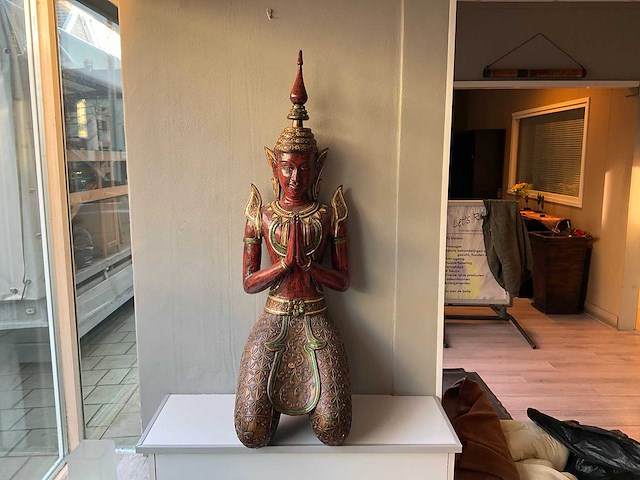 Thaise boeddha- of tempelwachter in anjali mudra houding - afbeelding 1 van  11