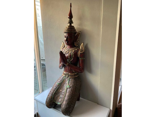 Thaise boeddha- of tempelwachter in anjali mudra houding - afbeelding 5 van  11