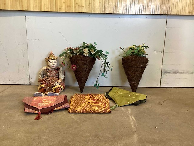 Thaise pop met kunstplanten - afbeelding 1 van  3