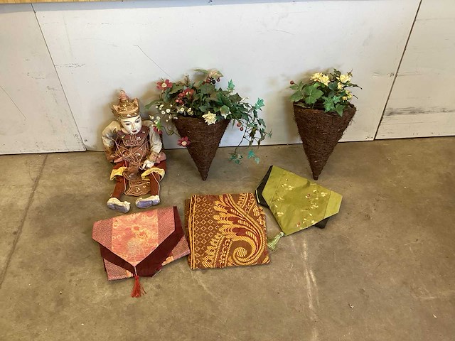 Thaise pop met kunstplanten - afbeelding 2 van  3