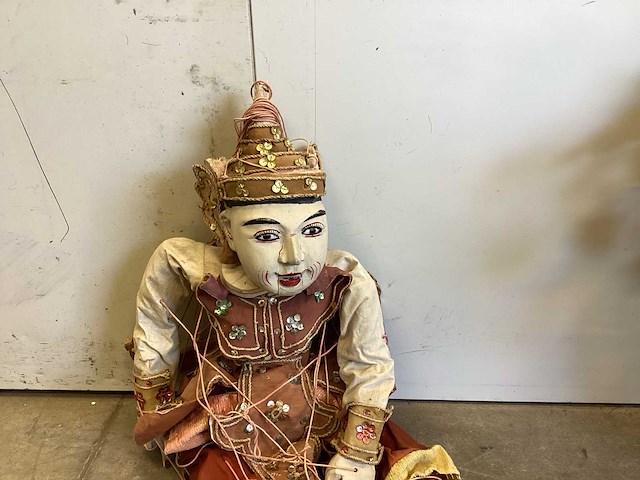 Thaise pop met kunstplanten - afbeelding 3 van  3