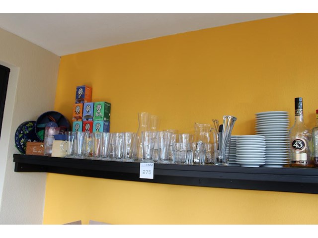 Theeproducten waaronder glazen, onderzetters en thee op schap. - afbeelding 2 van  2