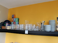 Theeproducten waaronder glazen, onderzetters en thee op schap. - afbeelding 2 van  2