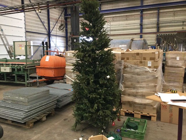 Theitree kunstkerstboom met verlichting en muziek - afbeelding 1 van  7