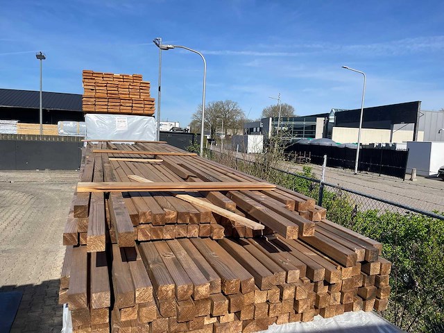 Thermo grenen latten 3600-3900x42x42mm (129x) - afbeelding 1 van  3