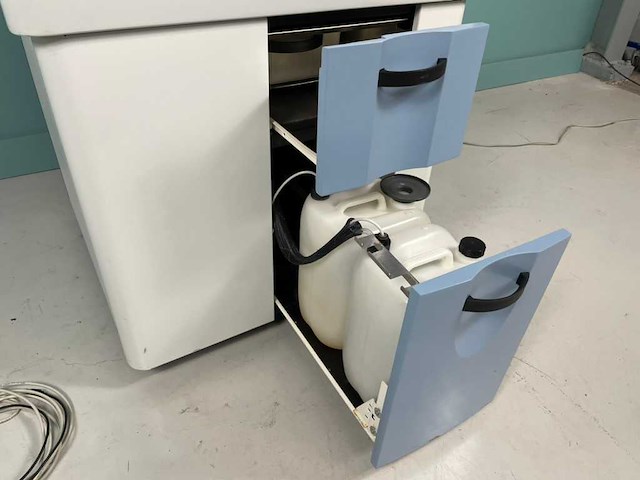 Thermo scientific - konelab 20xt - analyzer - 2010 - afbeelding 3 van  7