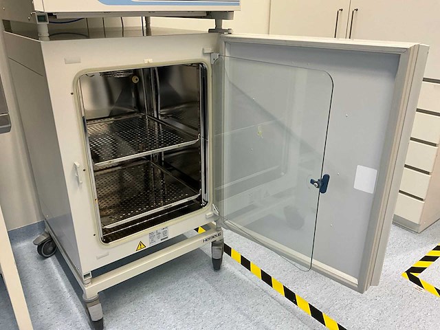 Thermo scientific heracell 150i gp laboratorium co2-incubator (2x) - afbeelding 10 van  13