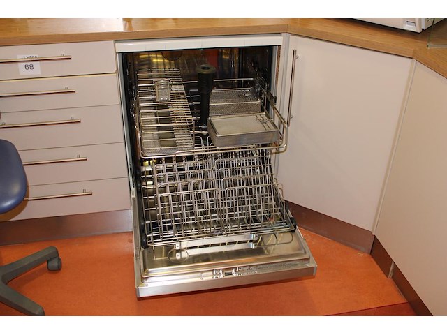 Thermodesinfector/instrumentenwasser miele type professional g7881 voorzien van diverse manden en rekken. g... - afbeelding 2 van  4