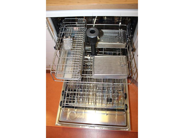 Thermodesinfector/instrumentenwasser miele type professional g7881 voorzien van diverse manden en rekken. g... - afbeelding 3 van  4