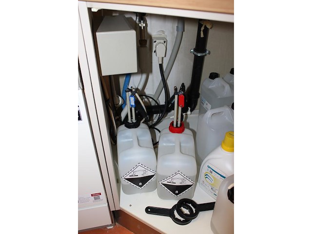 Thermodesinfector/instrumentenwasser miele type professional g7881 voorzien van diverse manden en rekken. g... - afbeelding 4 van  4