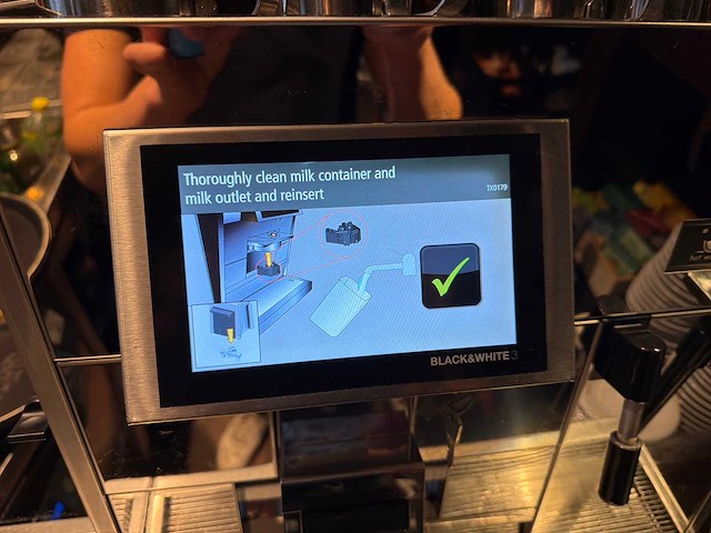 Thermoplan black and white 3 koffiemachine met accessoires - afbeelding 3 van  5