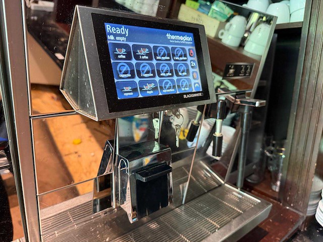 Thermoplan black&white 3 professionele volautomatische espressomachine - afbeelding 4 van  11