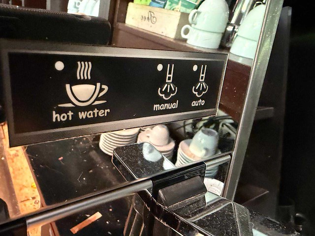 Thermoplan black&white 3 professionele volautomatische espressomachine - afbeelding 7 van  11