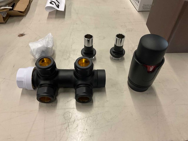 Thermostatisch radiator aansluitblok haaks mat zwart - afbeelding 1 van  5