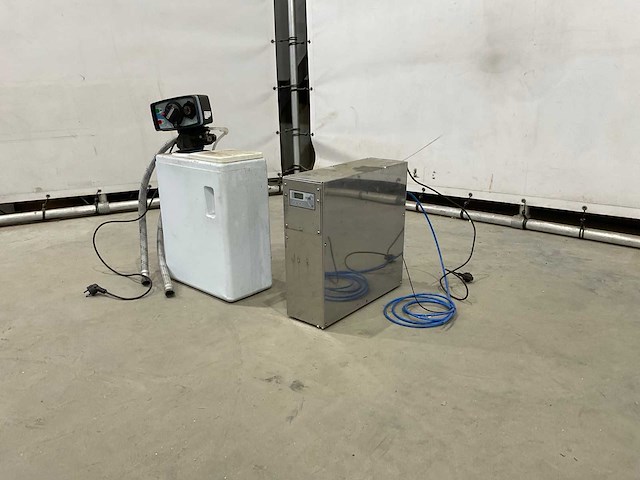Think water - 2012 - standaard osmomaxi - demiwater installatie - afbeelding 1 van  7