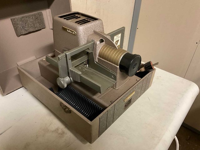 Three dimension co. selectron semimatic headliner 303 vintage dia projector - afbeelding 2 van  2