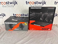 Thrustmaster raceline pedals iii - modulaire 3 pedaalset |steelseries arena 3 – gaming headset stand - afbeelding 1 van  3