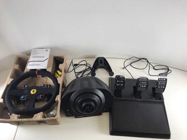 Thrustmaster (t300) ferrari integral racing wheels alcantra edition (defect) (2x) - afbeelding 4 van  9