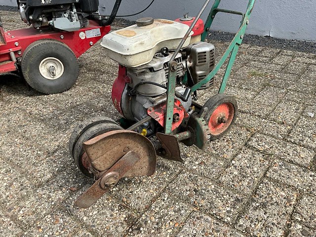 Tielburger en honda onkruidborstel en gras kantensnijder - afbeelding 9 van  10