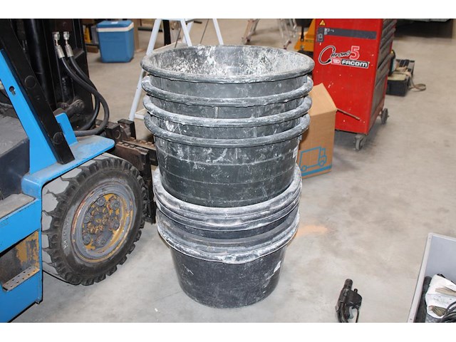 Tien cement kuipen. - afbeelding 1 van  2