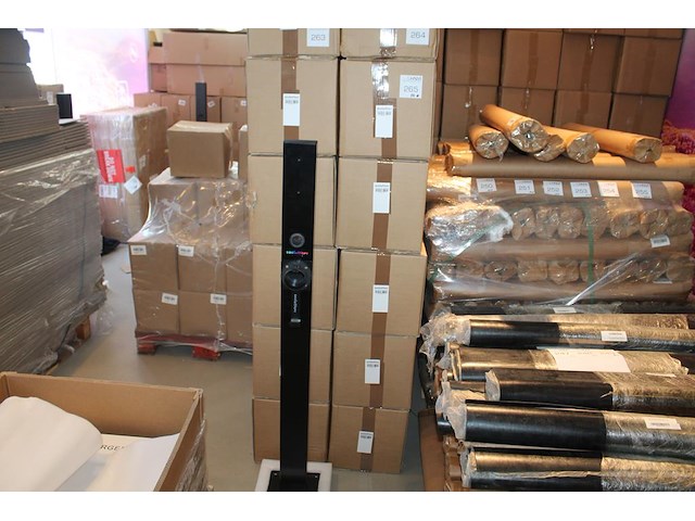 Tien dubbelzijdige laadpalen met betonnen voet, hoogte 130 cm, 2 kabelhaken en houders voor stekker. - afbeelding 1 van  5