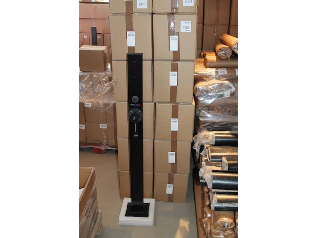 Tien dubbelzijdige laadpalen met betonnen voet, hoogte 130 cm, 2 kabelhaken en houders voor stekker. - afbeelding 2 van  5