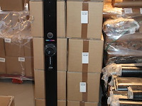 Tien dubbelzijdige laadpalen met betonnen voet, hoogte 130 cm, 2 kabelhaken en houders voor stekker. - afbeelding 2 van  5