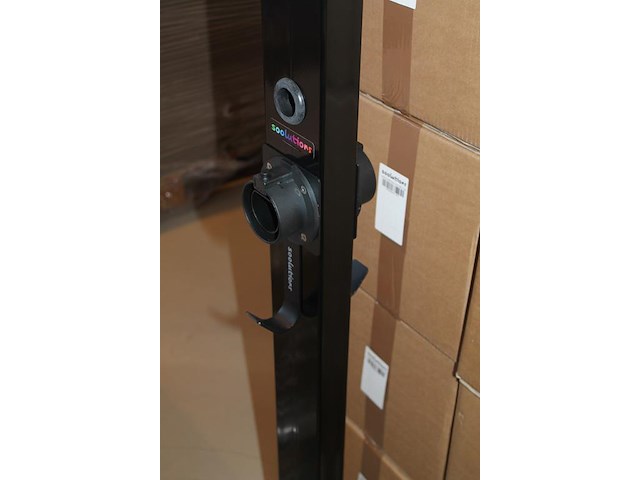 Tien dubbelzijdige laadpalen met betonnen voet, hoogte 130 cm, 2 kabelhaken en houders voor stekker. - afbeelding 3 van  5