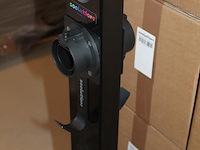 Tien dubbelzijdige laadpalen met betonnen voet, hoogte 130 cm, 2 kabelhaken en houders voor stekker. - afbeelding 3 van  5