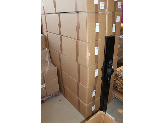 Tien dubbelzijdige laadpalen met betonnen voet, hoogte 130 cm, 2 kabelhaken en houders voor stekker. - afbeelding 4 van  5