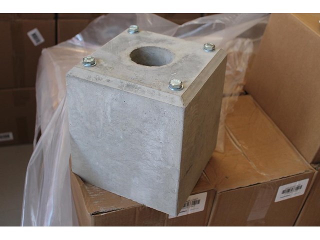 Tien dubbelzijdige laadpalen met betonnen voet, hoogte 130 cm, 2 kabelhaken en houders voor stekker. - afbeelding 5 van  5