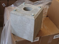 Tien dubbelzijdige laadpalen met betonnen voet, hoogte 130 cm, 2 kabelhaken en houders voor stekker. - afbeelding 5 van  5