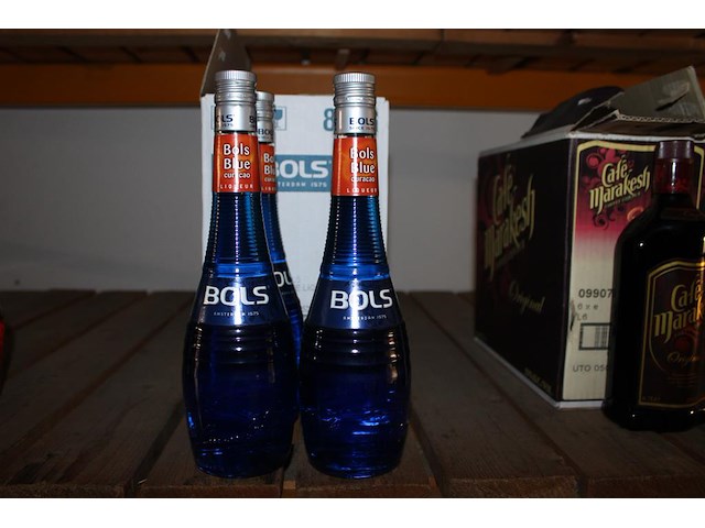 Tien flessen bols blue curaçao. - afbeelding 1 van  2