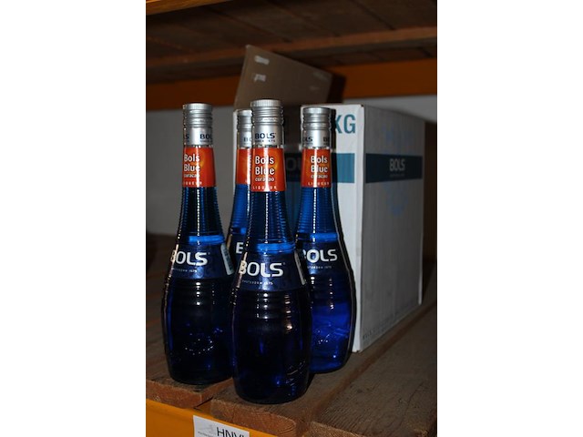Tien flessen bols blue curaçao. - afbeelding 2 van  2