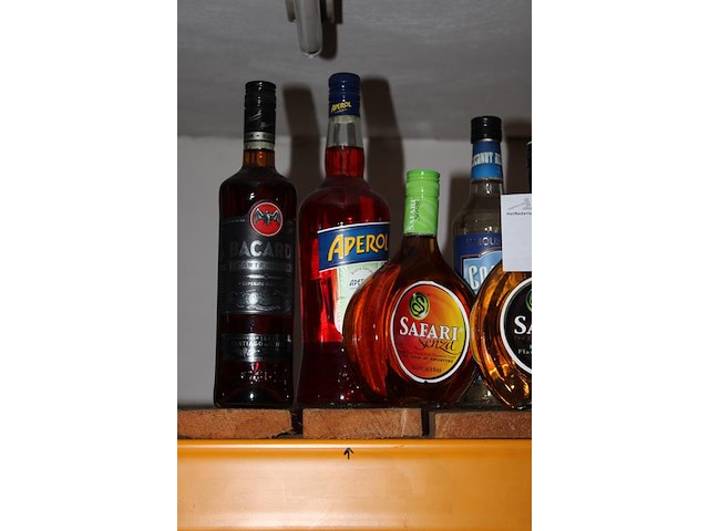 Tien flessen drank w.o. 2x safari, 2x oranjebitter, aperol, bacardi en kahlua. - afbeelding 2 van  5