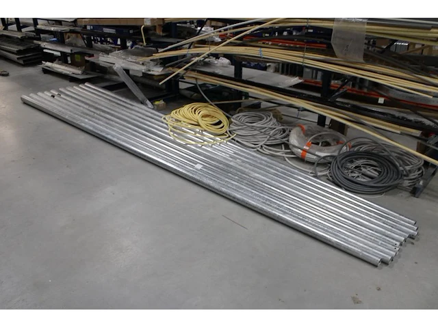 Tien gegalvaniseerde lantaarnpalen met lengte 580 cm. - afbeelding 1 van  3