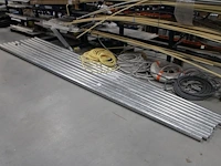 Tien gegalvaniseerde lantaarnpalen met lengte 580 cm.