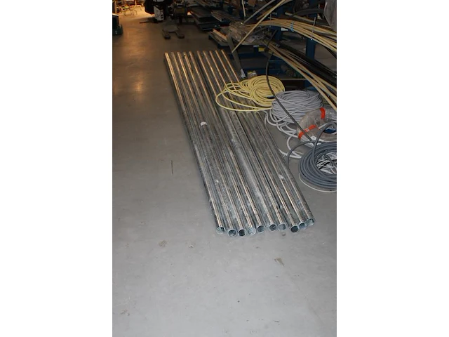 Tien gegalvaniseerde lantaarnpalen met lengte 580 cm. - afbeelding 3 van  3