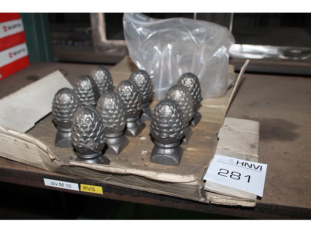 Tien grote dennenappels in doos . hoogte 9 cm. - afbeelding 1 van  2