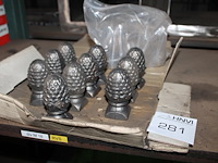 Tien grote dennenappels in doos . hoogte 9 cm. - afbeelding 1 van  2