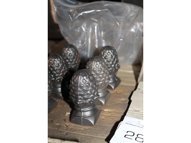 Tien grote dennenappels in doos . hoogte 9 cm. - afbeelding 2 van  2