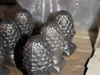 Tien grote dennenappels in doos . hoogte 9 cm. - afbeelding 2 van  2