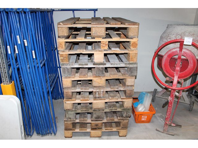 Tien pallets 120 x 80 cm w.o. vijf europallets. - afbeelding 1 van  2