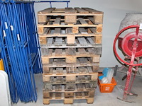 Tien pallets 120 x 80 cm w.o. vijf europallets. - afbeelding 1 van  2