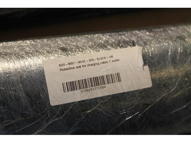 Tien rubber beschermingsmatten t.b.v. laadkabel. afmeting 1 x 1 m. worden voor de hand uitgegeven vanaf pal... - afbeelding 2 van  3