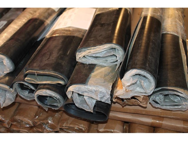 Tien rubber beschermingsmatten t.b.v. laadkabel. afmeting 1 x 1 m. worden voor de hand uitgegeven vanaf pal... - afbeelding 3 van  3