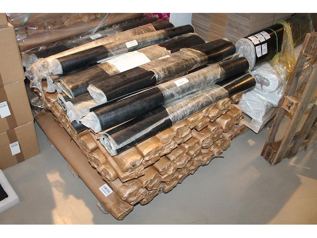 Tien rubber beschermingsmatten t.b.v. laadkabel. afmeting 1 x 1 m. worden voor de hand uitgegeven vanaf pal... - afbeelding 1 van  3