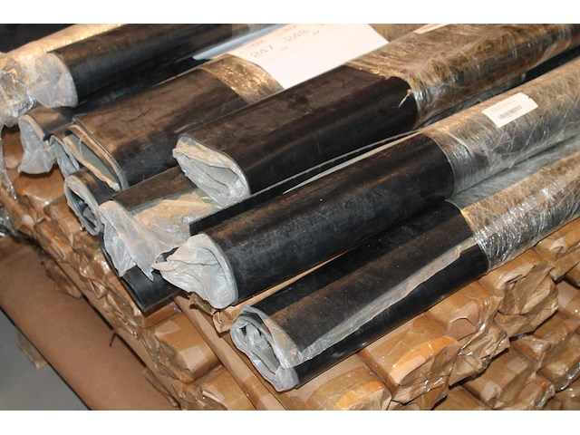 Tien rubber beschermingsmatten t.b.v. laadkabel. afmeting 1 x 1 m. worden voor de hand uitgegeven vanaf pal... - afbeelding 2 van  3