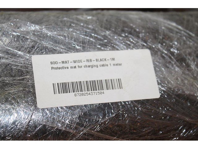 Tien rubber beschermingsmatten t.b.v. laadkabel. afmeting 1 x 1 m. worden voor de hand uitgegeven vanaf pal... - afbeelding 3 van  3