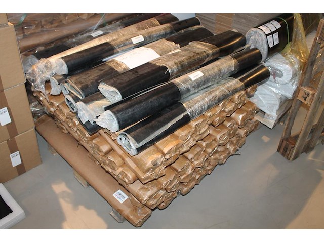 Tien rubber beschermingsmatten t.b.v. laadkabel. afmeting 1 x 1 m. worden voor de hand uitgegeven vanaf pal... - afbeelding 1 van  3